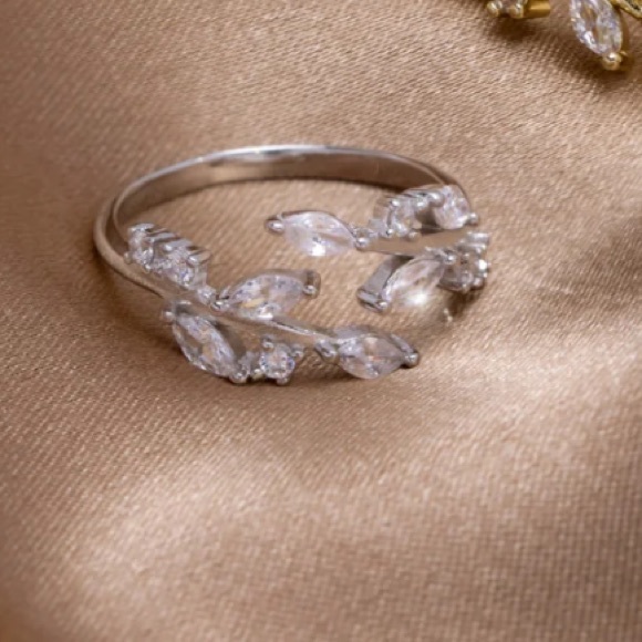 White Gold plated Crystal Vine Ring - Picture 3 of 4